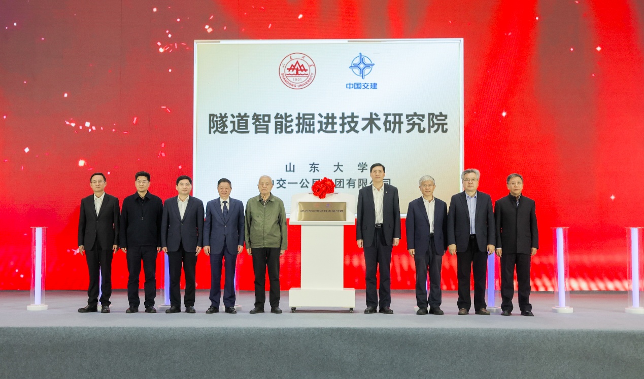 一群人站在一起AI 生成的內(nèi)容可能不正確。