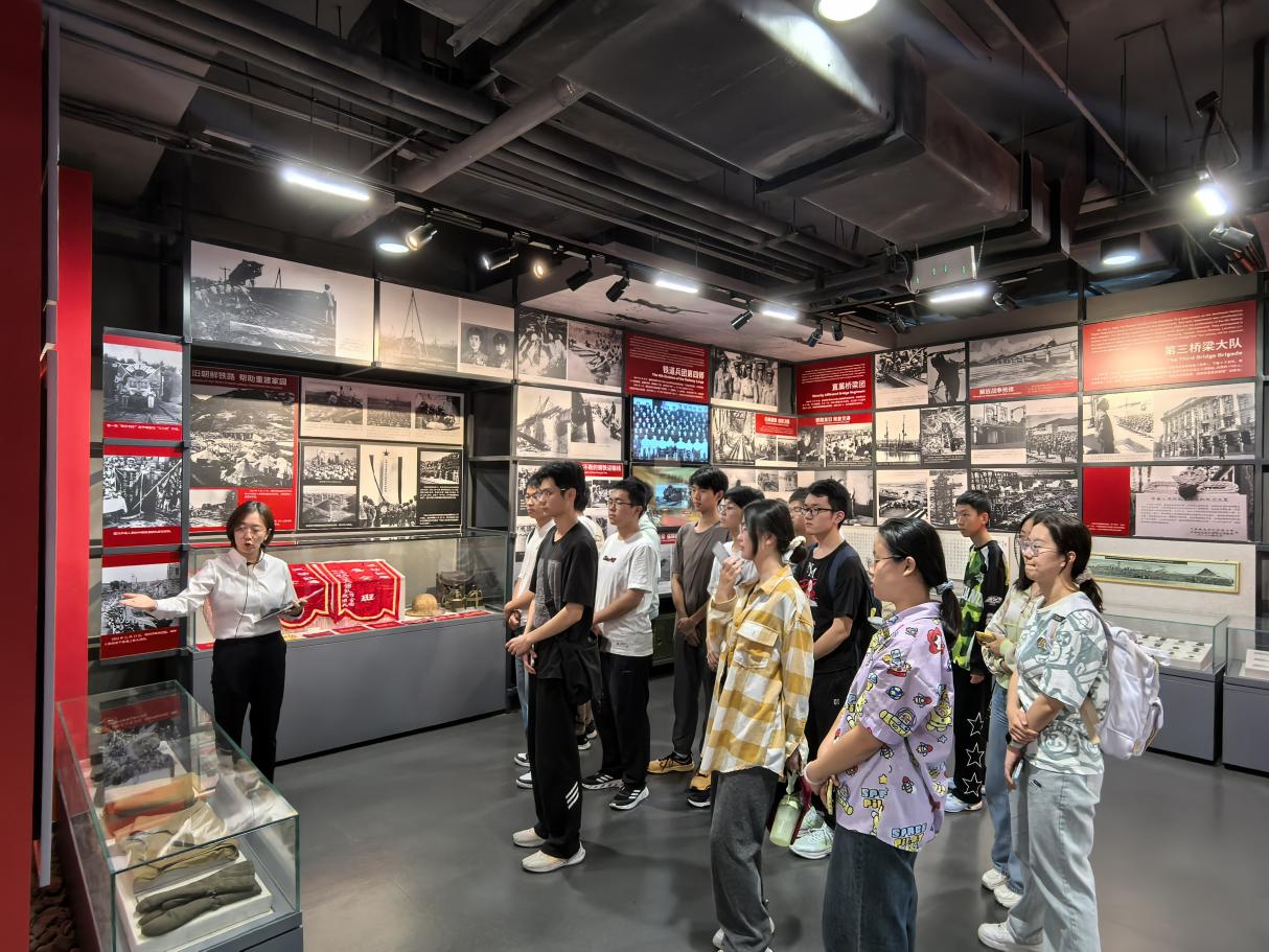 錢七虎學(xué)堂參觀中鐵十四局博物館