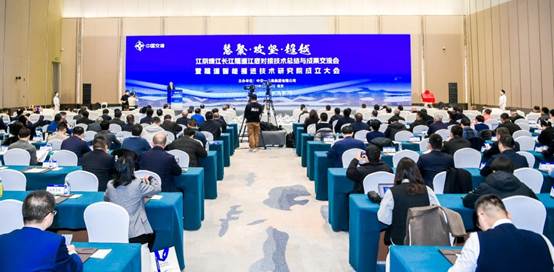 大廳里的人群AI 生成的內(nèi)容可能不正確。